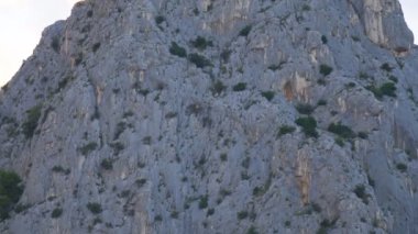 Güzel büyük dağ tepeleri Omis, Hırvatistan.