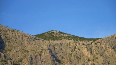 Güzel büyük dağ tepeleri Omis, Hırvatistan.