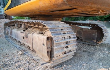 Ekskavatör tırtıllar inşaat sitesinde.