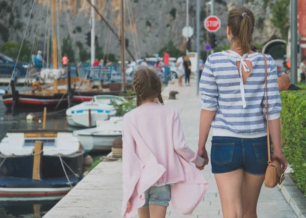 Žena Její Dcera Procházky Promenádě — Stock fotografie