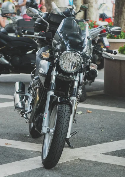 Motocicleta Negra Estacionada Estacionamiento —  Fotos de Stock