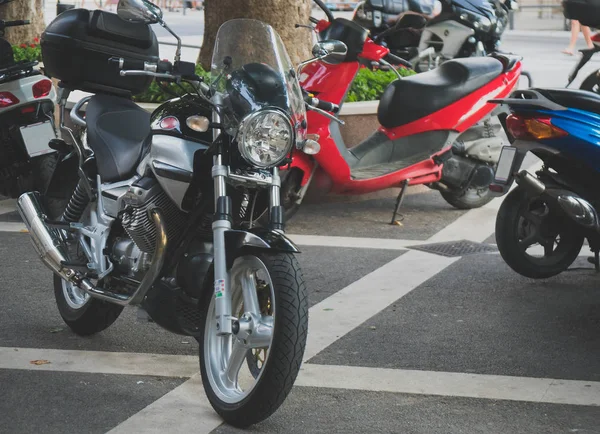 Motocicleta Negra Estacionada Estacionamiento —  Fotos de Stock