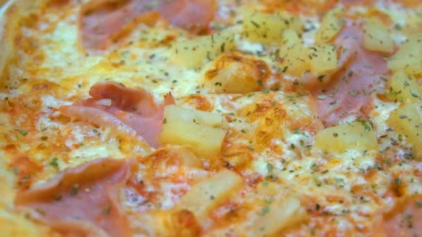 香脆热比萨配火腿和菠萝 — 图库视频影像