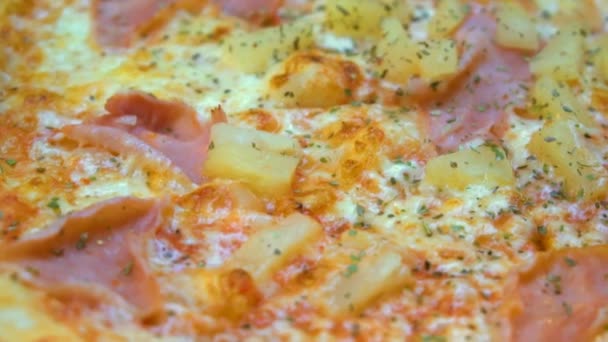 Knusprige Heiße Pizza Mit Schinken Und Ananas — Stockvideo