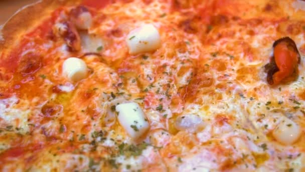 Knusprige Heiße Pizza Mit Meeresfrüchten — Stockvideo