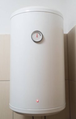 Duvardaki modern elektrikli su kazanı.