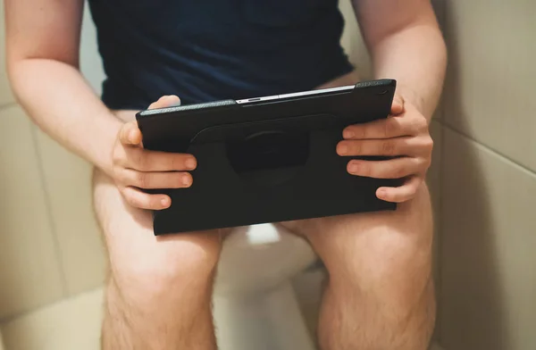 Gebruiken Tablet Het Toilet Man — Stockfoto