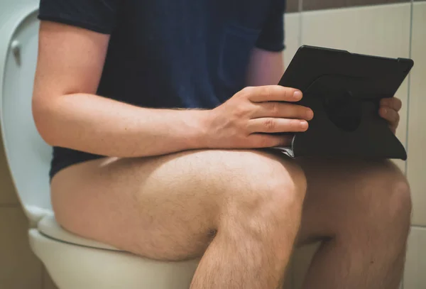 Uomo Che Utilizza Tablet Bagno — Foto Stock