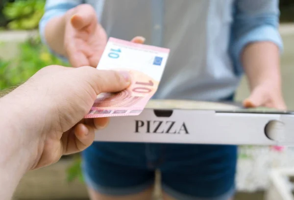 Žena Rozváží Pizzu Poli Přijímání Plateb — Stock fotografie