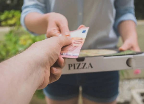 Женщина Доставляет Пиццу Коробке Принимает Оплату — стоковое фото