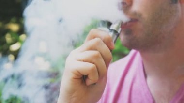 Adam elektronik sigara sigara. Yakın çekim görünümü.