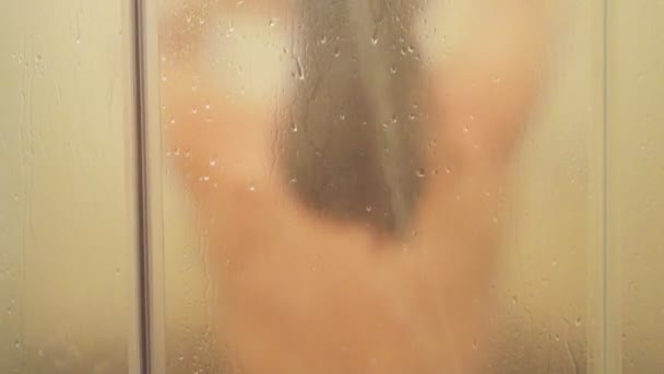Frau Wäscht Ihren Kopf Der Dusche — Stockvideo