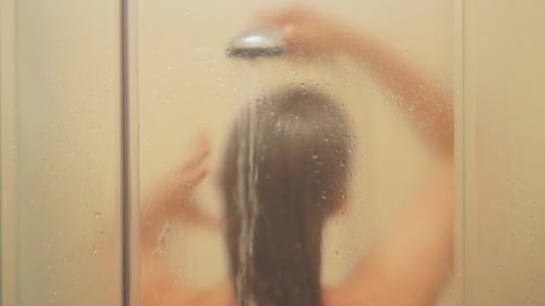 Frau Wäscht Ihren Kopf Der Dusche — Stockvideo