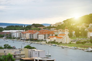 Omis kasaba ve Cetina Nehri Hırvatistan güzel yaz manzarasının.
