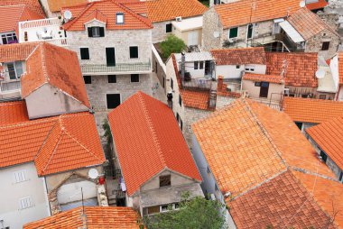 Hırvatistan Omis şehrin çatılarda görüntülemek.