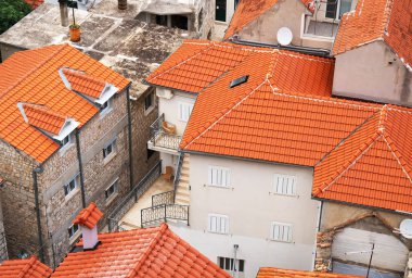 Hırvatistan Omis şehrin çatılarda görüntülemek.