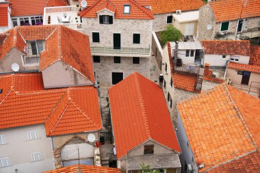Hırvatistan Omis şehrin çatılarda görüntülemek.