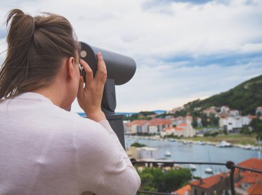 Madeni para kullanan kadın panoramik teleskop işletilen.