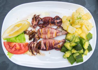 Fried mürekkep bir restoranda sebzeli.