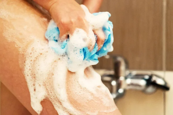 Frau Wäscht Ihre Beine Mit Schwamm Der Dusche — Stockfoto