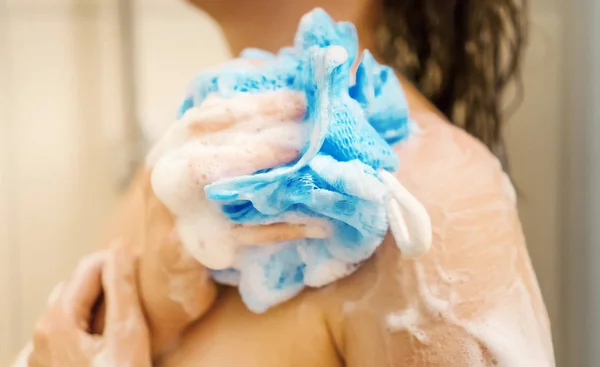 Frau Wäscht Ihren Körper Der Dusche — Stockfoto