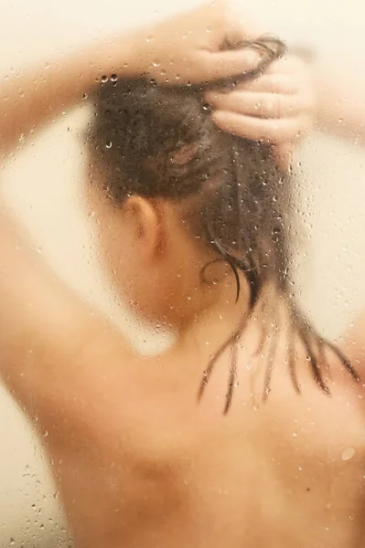 Kvinna Som Tvättar Hennes Huvud Duschen — Stockfoto