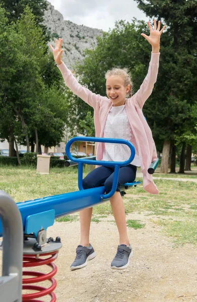 Lächelndes Kleines Mädchen Auf Schaukel Park — Stockfoto