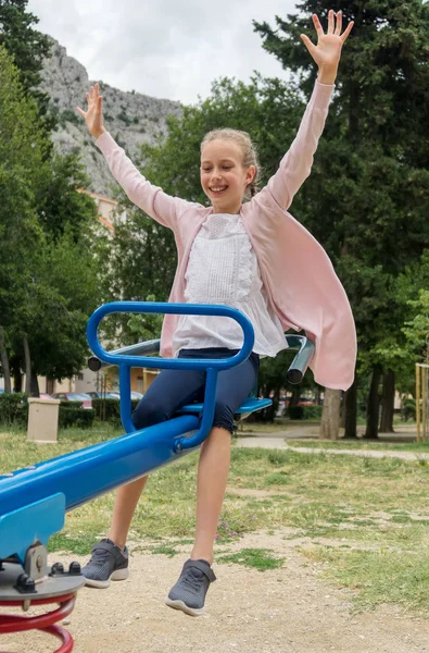 Sorrindo Menina Balanço Parque — Fotografia de Stock