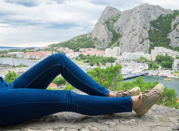 Žena Relaxovat Užívat Výhled Staré Město Omiš — Stock fotografie