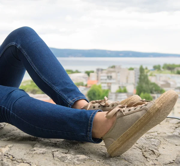 Vrouw Ontspannen Genieten Van Uitzicht Oude Stad Van Omis — Stockfoto