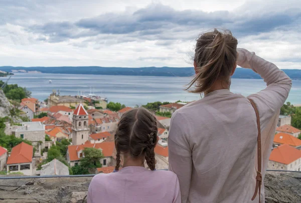 Touristin Und Ihre Tochter Beim Blick Auf Die Stadt — Stockfoto