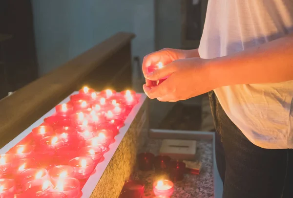 Mulher Segurando Vela Perto Altar Igreja — Fotografia de Stock