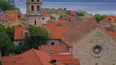 Eski şehirde Omis Hırvatistan güzel yaz görünümü.