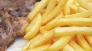 Kuzu patates kızartması ile.