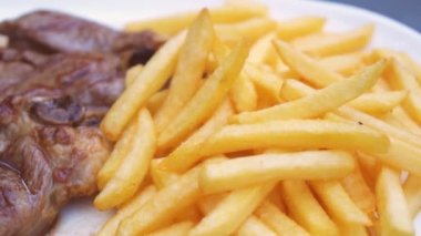 Kuzu patates kızartması ile.