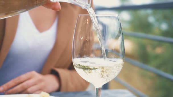 女人倒杯白葡萄酒 度假概念 — 图库视频影像