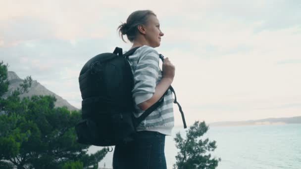 Frau Mit Rucksack Der Nähe Der Küste — Stockvideo