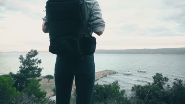 Mulher Com Mochila Perto Costa Marítima — Vídeo de Stock