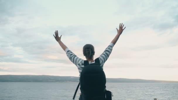 Kvinna Med Ryggsäck Glatt Hoppande Nära Havet Kusten — Stockvideo