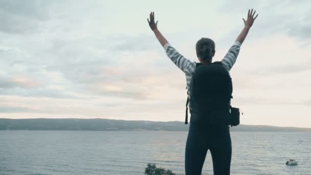 Mujer Con Mochila Saltando Feliz Cerca Costa Del Mar — Vídeos de Stock