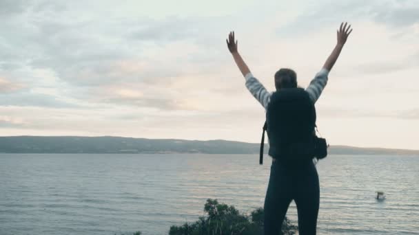 Женщина Рюкзаком Счастливо Прыгает Берега Моря — стоковое видео