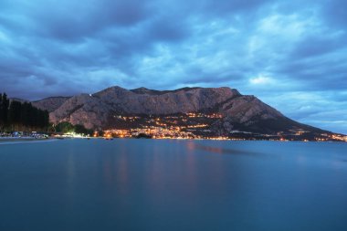 Omis şehir manzaralı akşam Hırvatistan mountain yakınındaki.