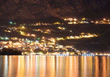 Omis şehir manzaralı akşam Hırvatistan mountain yakınındaki.