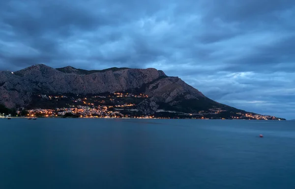 Вид Город Омис Горы Хорватии Вечером — Бесплатное стоковое фото