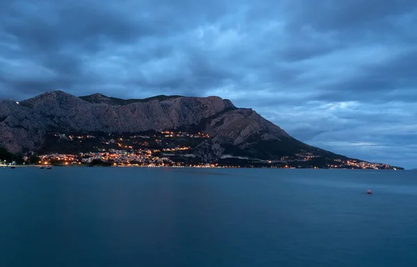 Vedere Oraș Omis Lângă Munte Croația Seara — Fotografie de stoc gratuită