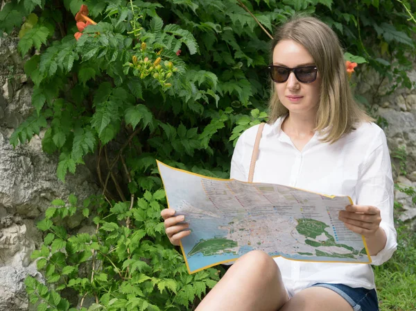 Blonde Vrouw Met Kaart Zit Het Park — Stockfoto