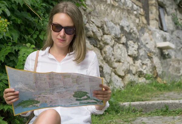 Blonde Vrouw Met Kaart Zit Het Park — Stockfoto