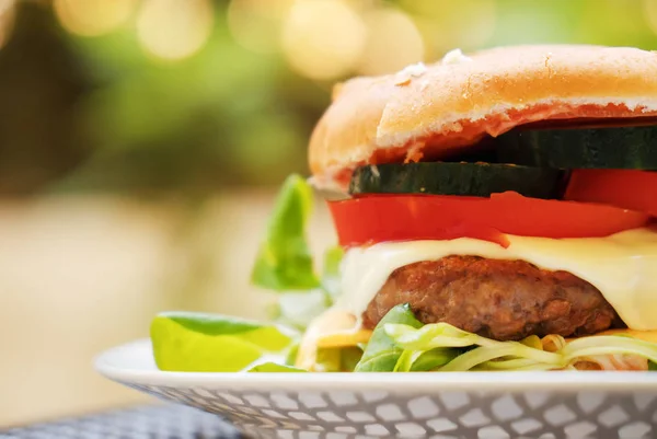 Домашний Гамбургер Говядиной Плавленым Сыром Помидорами — стоковое фото