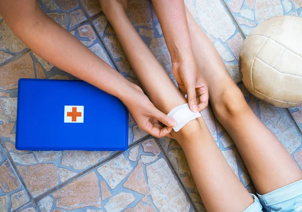 Vrouw Zet Hechtende Pleister Kind Knie — Stockfoto