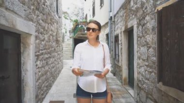 sarışın genç kadın sokakta bir harita.